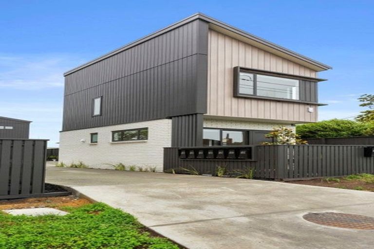 Photo of property in 2/86 Gloria Avenue, Te Atatu Peninsula, Auckland, 0610