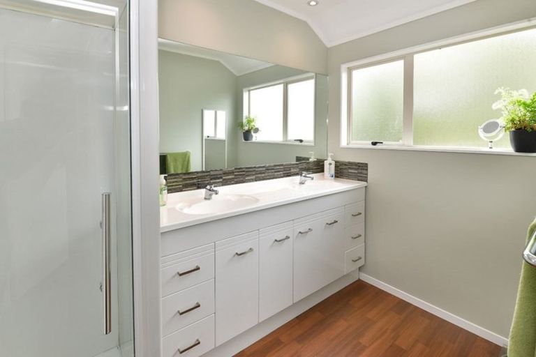 Photo of property in 11a Greta Place, Stanmore Bay, Whangaparaoa, 0932