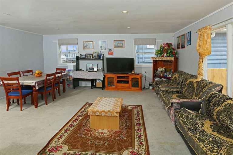 Photo of property in 12 Hepburn Road, Glendene, Auckland, 0602