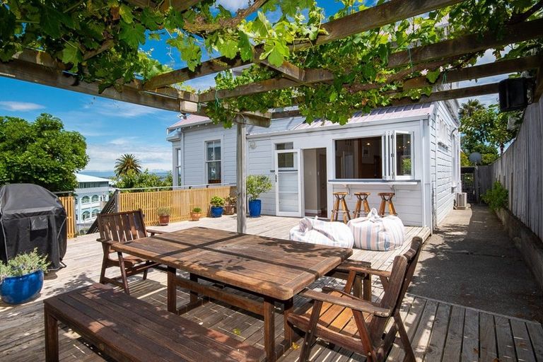 Photo of property in 18 Cobden Road, Bluff Hill, Napier, 4110