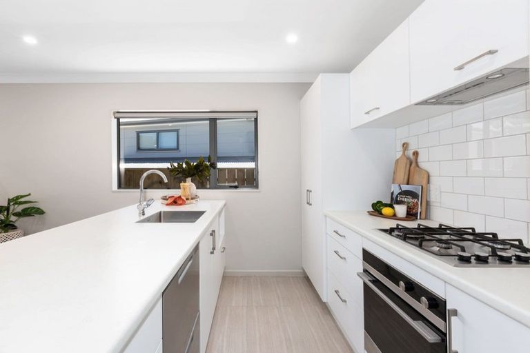 Photo of property in 6 Brindle Way, Newlands, Wellington, 6037