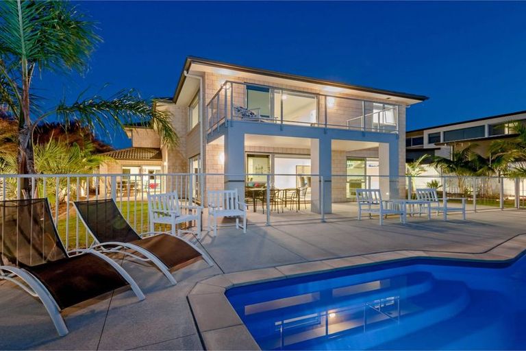 Photo of property in 9 Fairbairn Place, East Tamaki Heights, Auckland, 2016