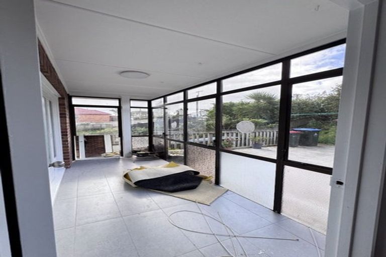 Photo of property in 39 Staveley Avenue, Mount Roskill, Auckland, 1041