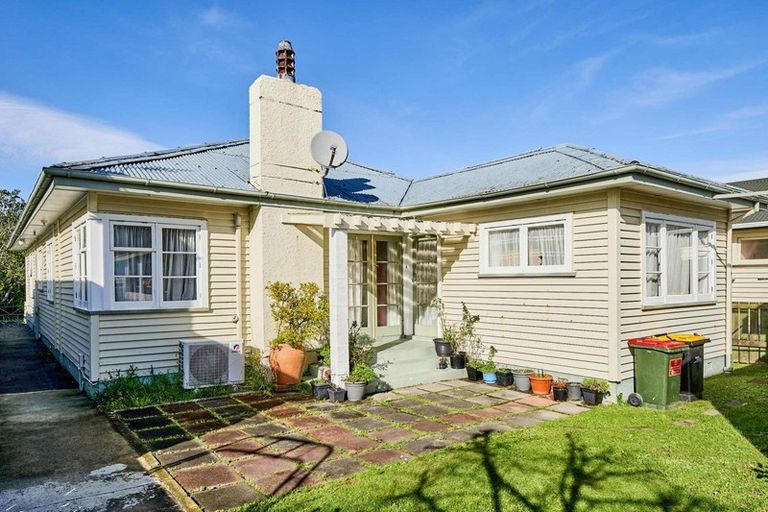 Photo of property in 4 Cambridge Street, Tawa, Wellington, 5028