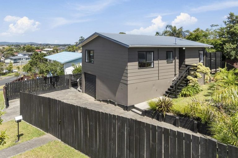 Photo of property in 1/6 Mona Vale, West Harbour, Auckland, 0618