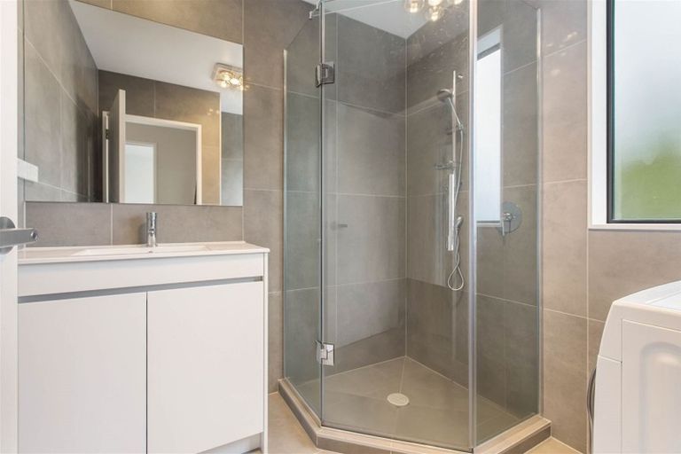 Photo of property in 1b Julia Place, Totara Vale, Auckland, 0629