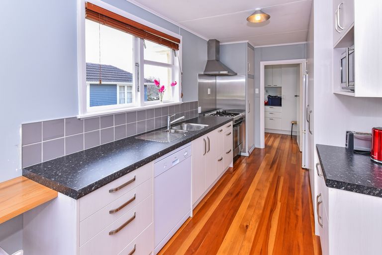 Photo of property in 76 Arimu Road, Papakura, 2110