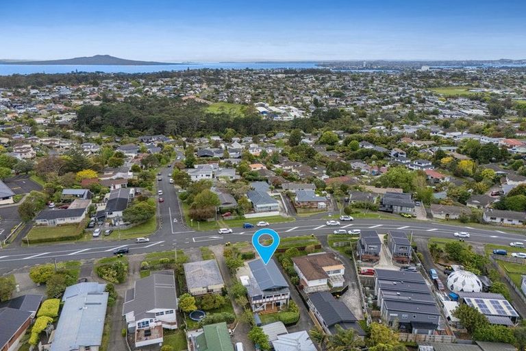 Photo of property in 1/302 Sunset Road, Windsor Park, Auckland, 0632