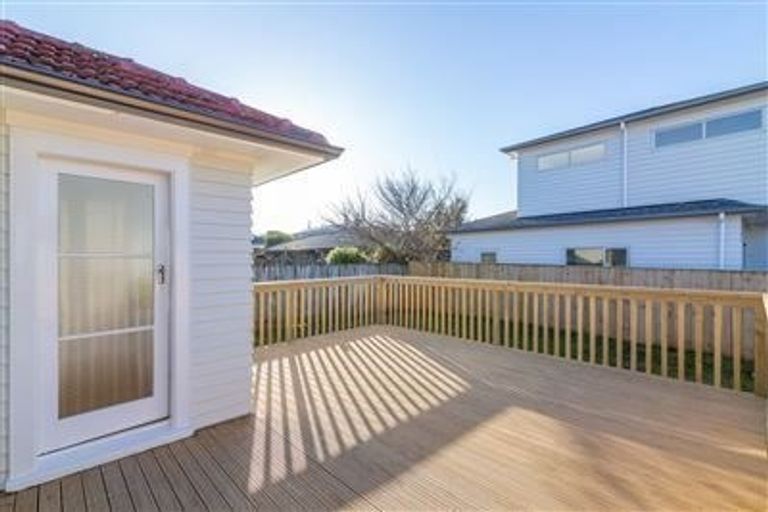 Photo of property in 2 Totara Road, Te Atatu Peninsula, Auckland, 0610
