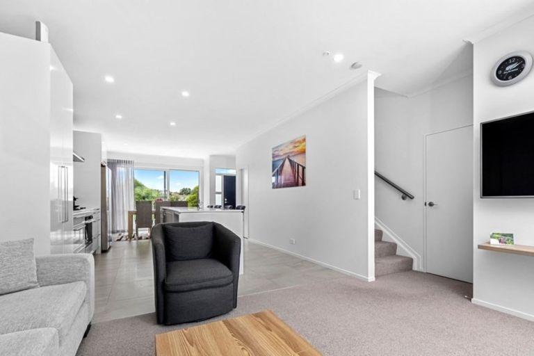 Photo of property in 10 Couldrey Crescent, Red Beach, 0932