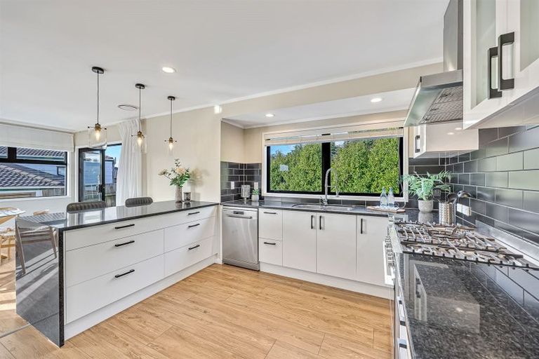 Photo of property in 11 Raphael Place, West Harbour, Auckland, 0618