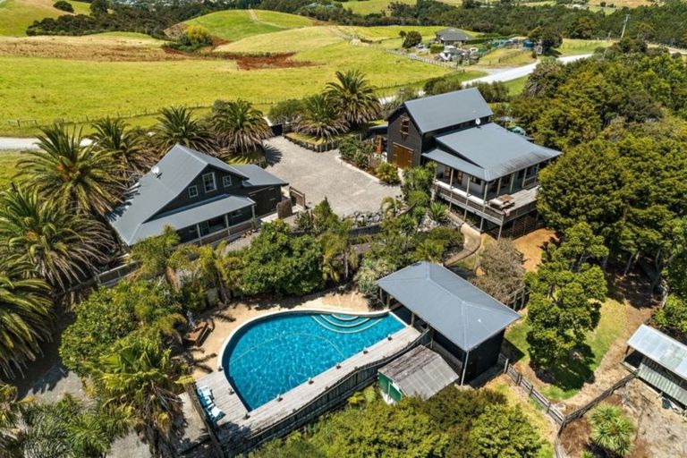 Photo of property in 81 Cape Rodney Road, Leigh, 0985