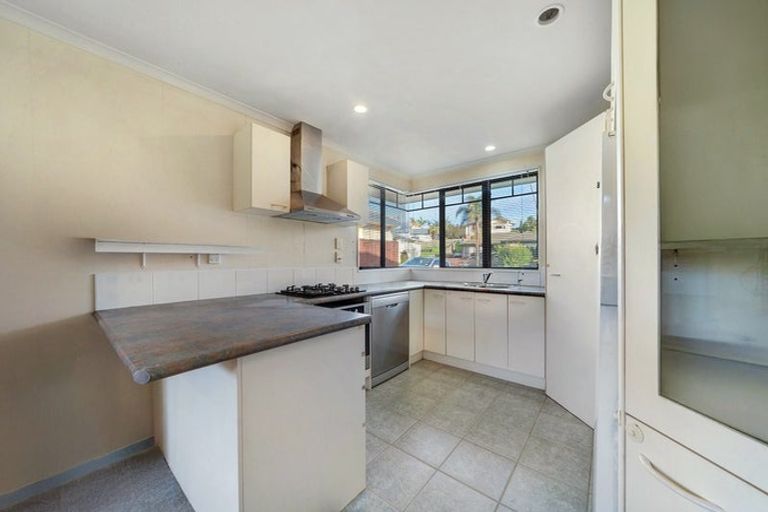 Photo of property in 13 De Havilland Drive, Goodwood Heights, Auckland, 2105