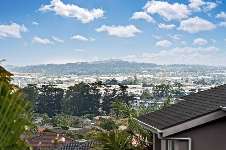 Photo of property in 9 Fairbairn Place, East Tamaki Heights, Auckland, 2016