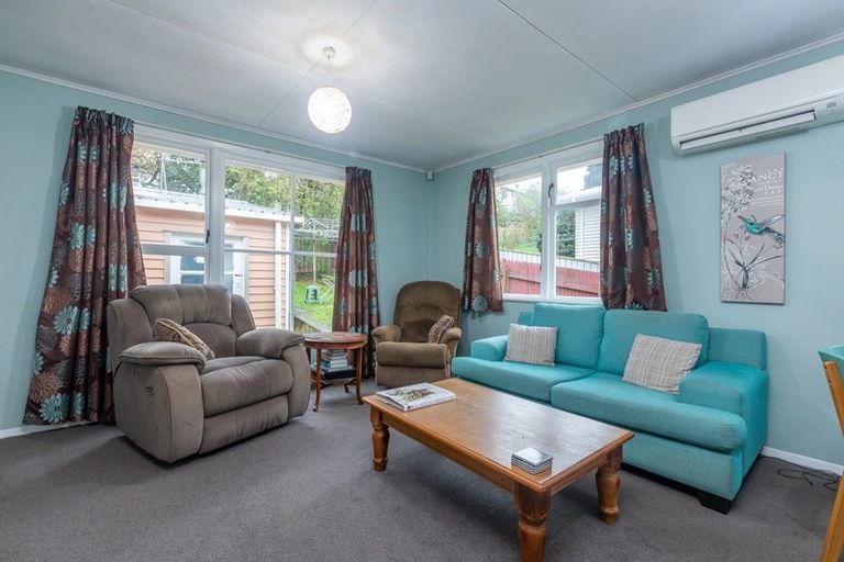 Photo of property in 24 Worcester Place, Cannons Creek, Porirua, 5024