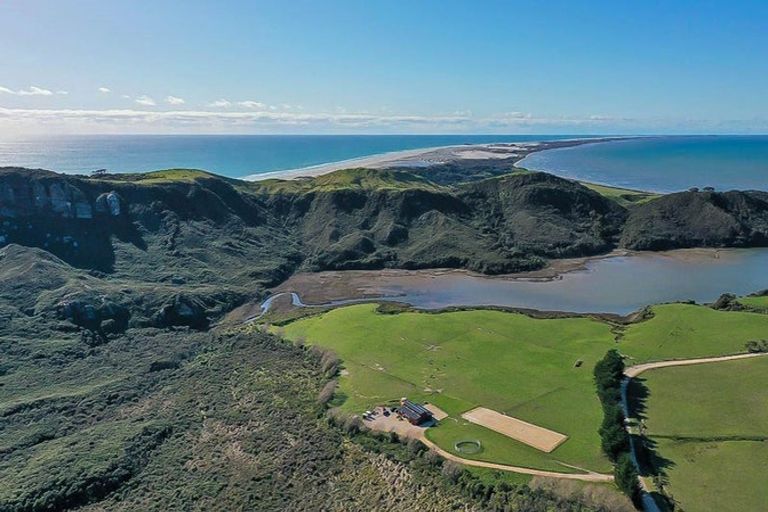 Photo of property in 102 Wharariki Road, Puponga, Collingwood, 7073