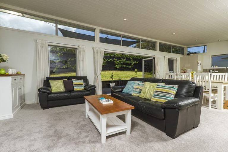 Photo of property in 1/22 Kiteroa Terrace, Rothesay Bay, Auckland, 0630