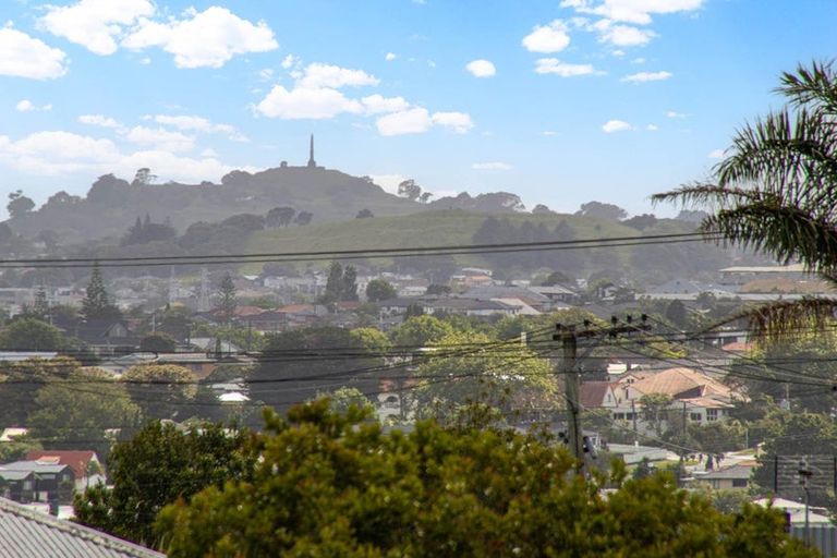 Photo of property in 70c Golf Road, New Lynn, Auckland, 0600