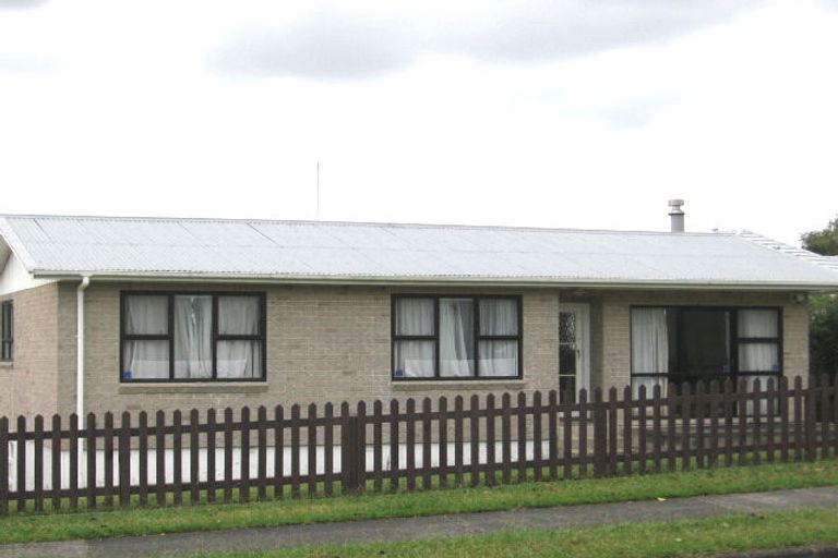 Photo of property in 6 Miltonia Avenue, Te Atatu South, Auckland, 0610