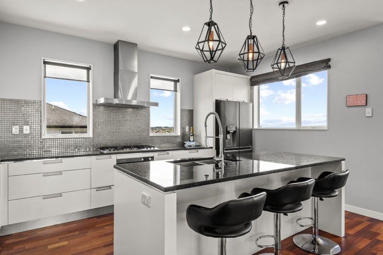 Photo of property in 76 Travis View Drive, Fairview Heights, Auckland, 0632