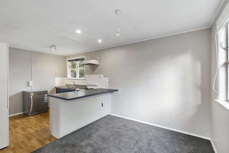 Photo of property in 35 Turville Crescent, Newlands, Wellington, 6037