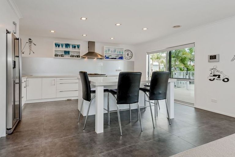 Photo of property in 9 Fairbairn Place, East Tamaki Heights, Auckland, 2016