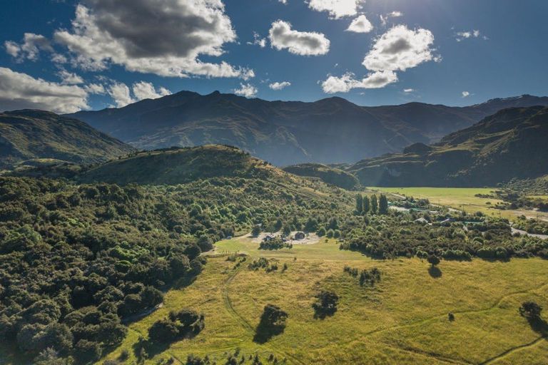 Photo of property in 16 Emerald Bluffs Lane, Glendhu Bay, Wanaka, 9382