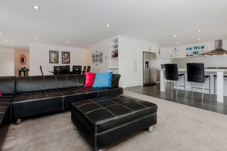 Photo of property in 9 Fairbairn Place, East Tamaki Heights, Auckland, 2016