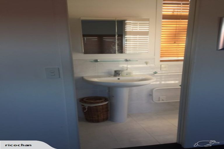 Photo of property in 32 Peter Terrace, Castor Bay, Auckland, 0620