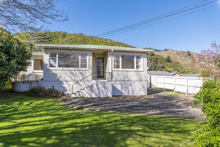 Photo of property in 11 Winara Avenue, Waikanae, 5036