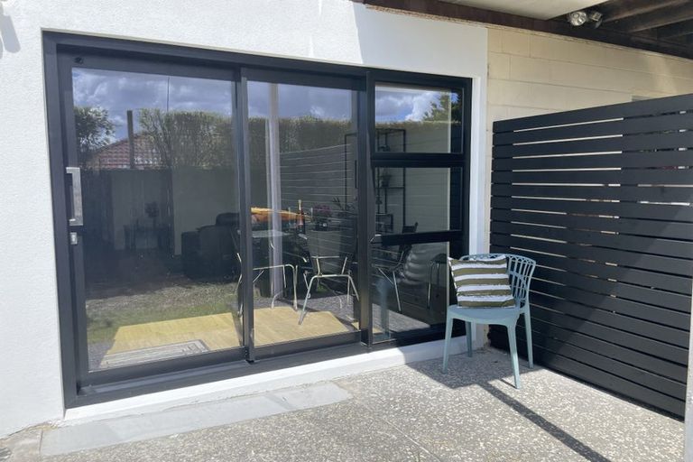 Photo of property in 2/12 Beechwood Road, Rothesay Bay, Auckland, 0630