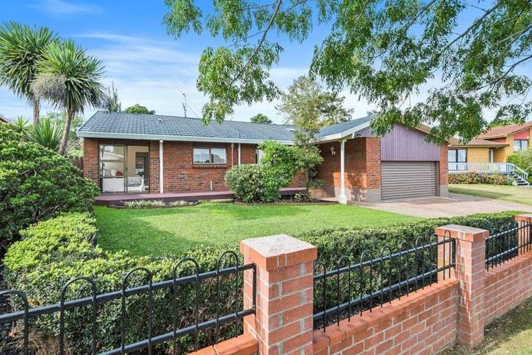 Photo of property in 17 Voltaire Court, Botany Downs, Auckland, 2010