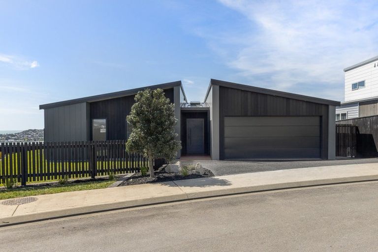 Photo of property in 6 Okupe Grove, Aotea, Porirua, 5024