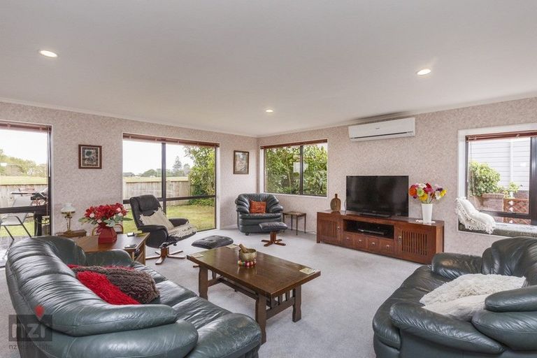 Photo of property in 35 Springdale Grove, Fitzherbert, Palmerston North, 4410