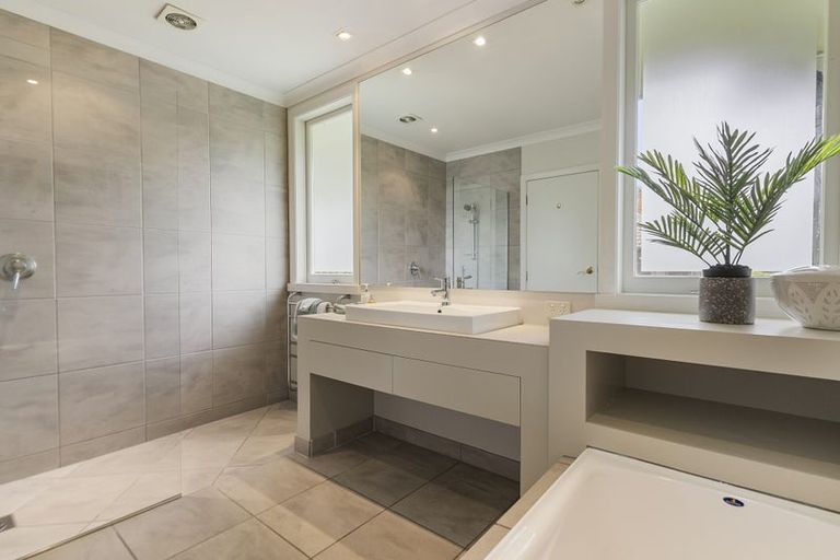 Photo of property in 104 Mellons Bay Road, Mellons Bay, Auckland, 2014