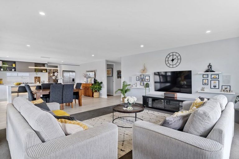 Photo of property in 2 Olive Close, Omokoroa, 3114