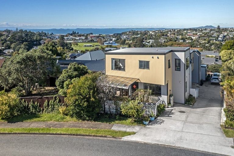 Photo of property in 2a Robin Lane, Browns Bay, Auckland, 0630