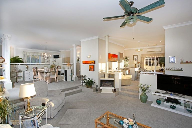 Photo of property in 17 Santa Monica Place, Goodwood Heights, Auckland, 2105