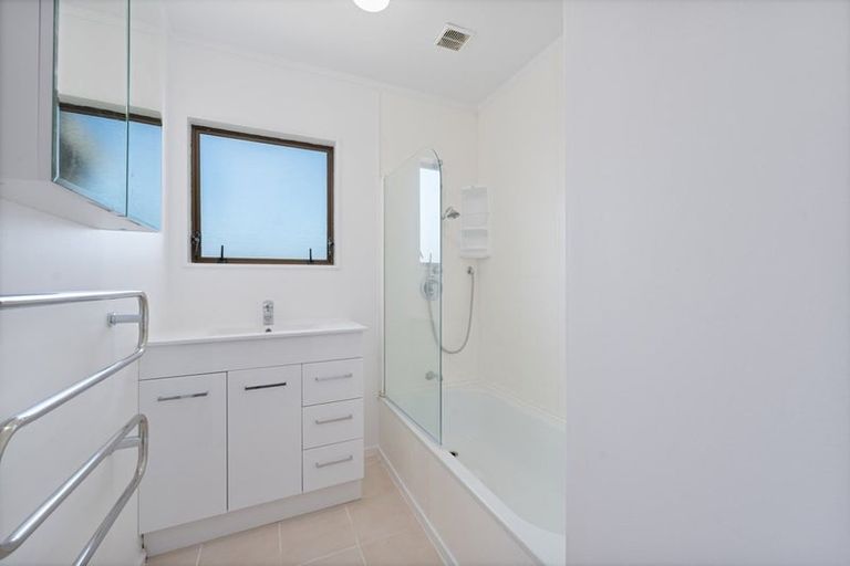 Photo of property in 2/6 Orton Street, Glenfield, Auckland, 0627