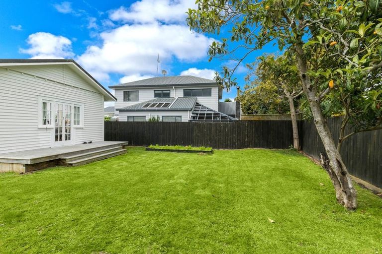 Photo of property in 24 Sulphur Beach Road, Northcote Point, Auckland, 0627