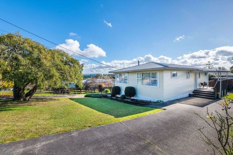 Photo of property in 74 Sylvan Crescent, Te Atatu South, Auckland, 0610
