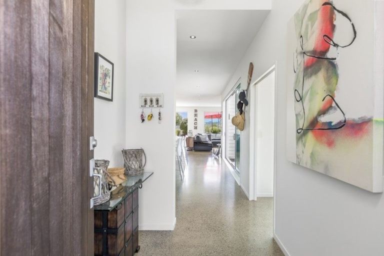 Photo of property in 3 Taumata Road, Omaha, 0986