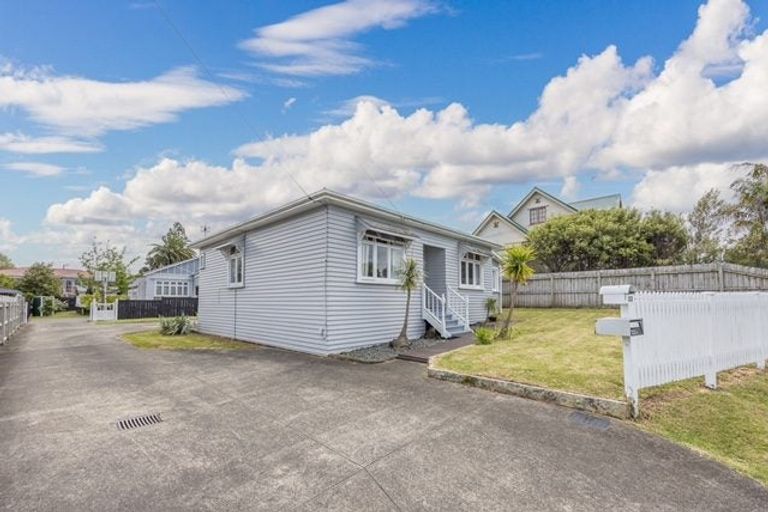 Photo of property in 22 Te Atatu Road, Te Atatu South, Auckland, 0610