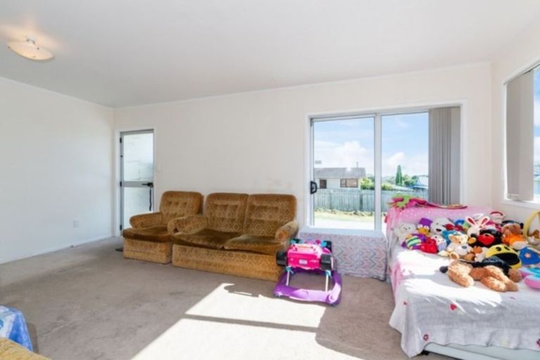 Photo of property in 1/15 Frobisher Way, Clendon Park, Auckland, 2103