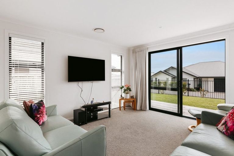 Photo of property in 4 Washingtonia Way, Omokoroa, 3114