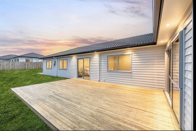 Photo of property in 15 Walter Ruddock Avenue, Kumeu, 0810