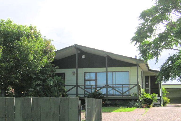 Photo of property in 918 East Coast Road, Northcross, Auckland, 0630