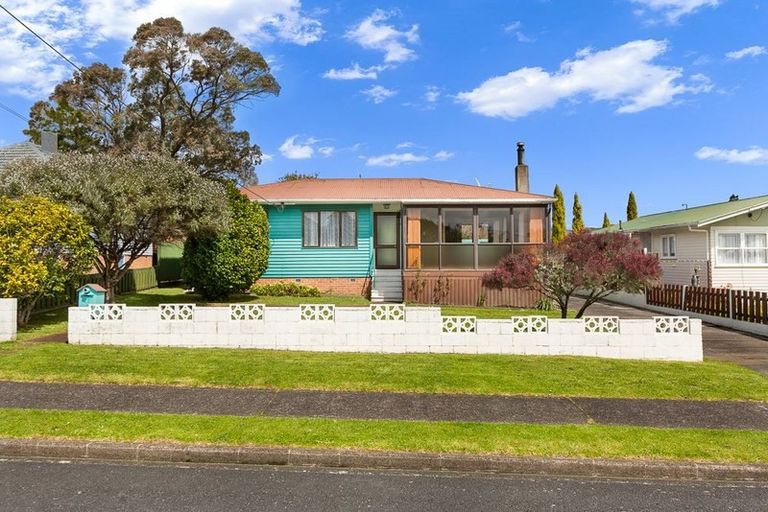 Photo of property in 12 Garelja Road, Henderson, Auckland, 0612