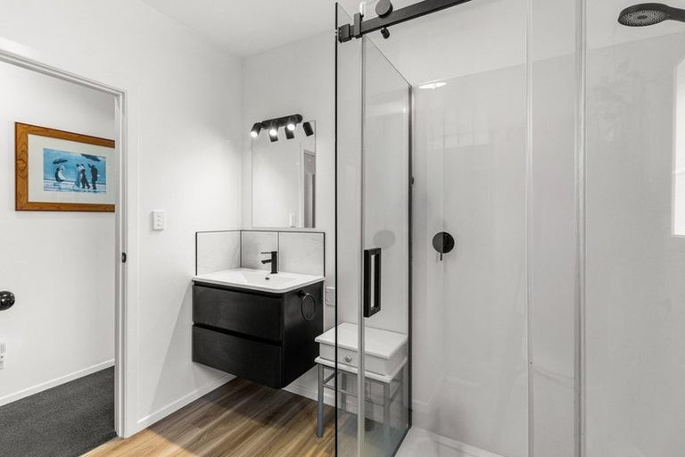 Photo of property in 30 Pioneer Road, Moturoa, New Plymouth, 4310