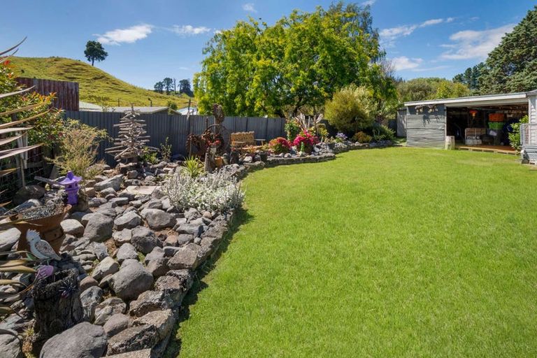 Photo of property in 16 Ongo Road, Hunterville, 4730